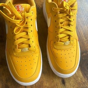 Nike Yellow Sneakers High-Top Style